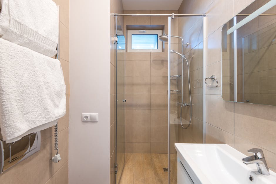 Žmogus atsuka karšto vandens čiaupą ir laukia, kol vanduo taps karštas