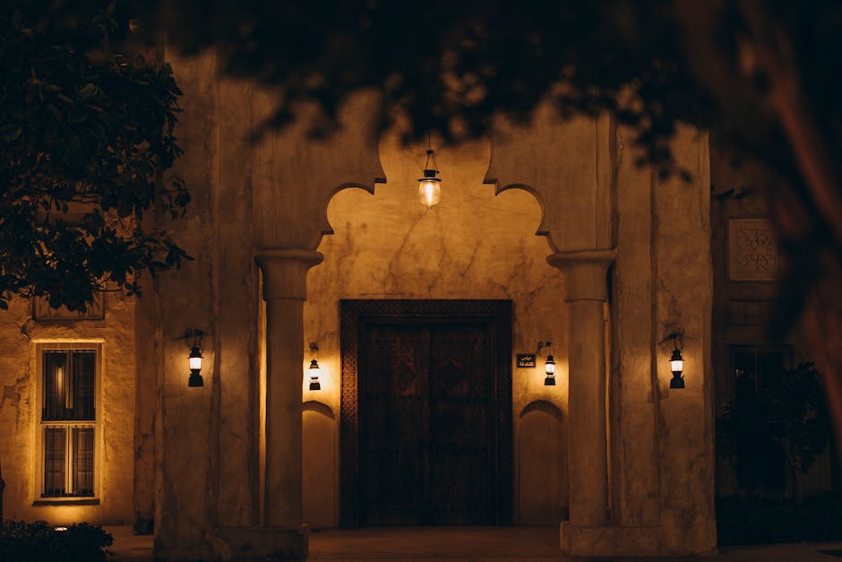 Vaizdo domofonas prie įėjimo naktį, aiškiai matomas įėjimo apšvietimas