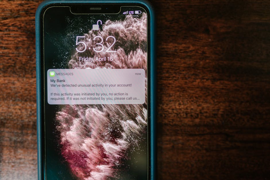 Išmanusis telefonas rodo svarbų pranešimą apie gedimą ir įrenginių būseną namuose