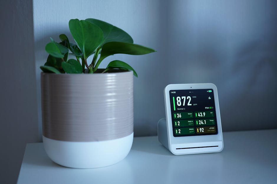 Žmogus peržiūri energijos sąnaudų rodmenis namuose, renkantis šildymo sprendimą