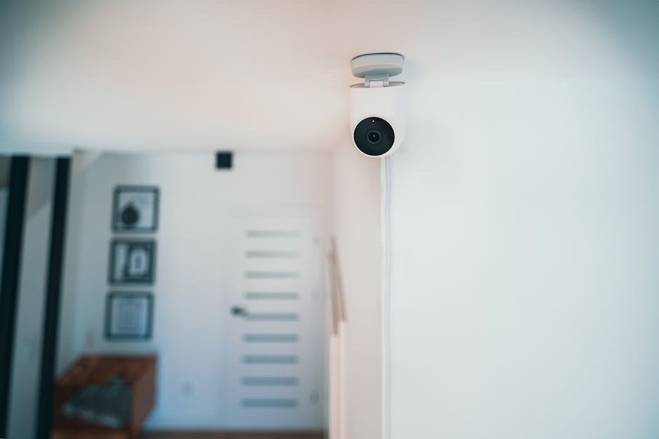 Technikas su išmanios namų signalizacijos panele ir laidais, derinantis integraciją