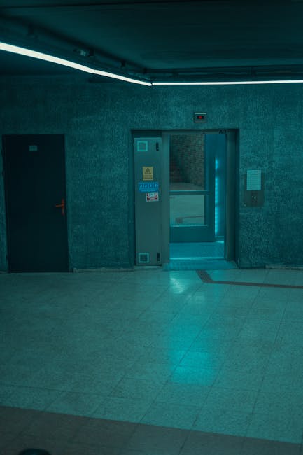 Įsijungiantis apšvietimas prie judesio daviklio koridoriuje su zonų logika