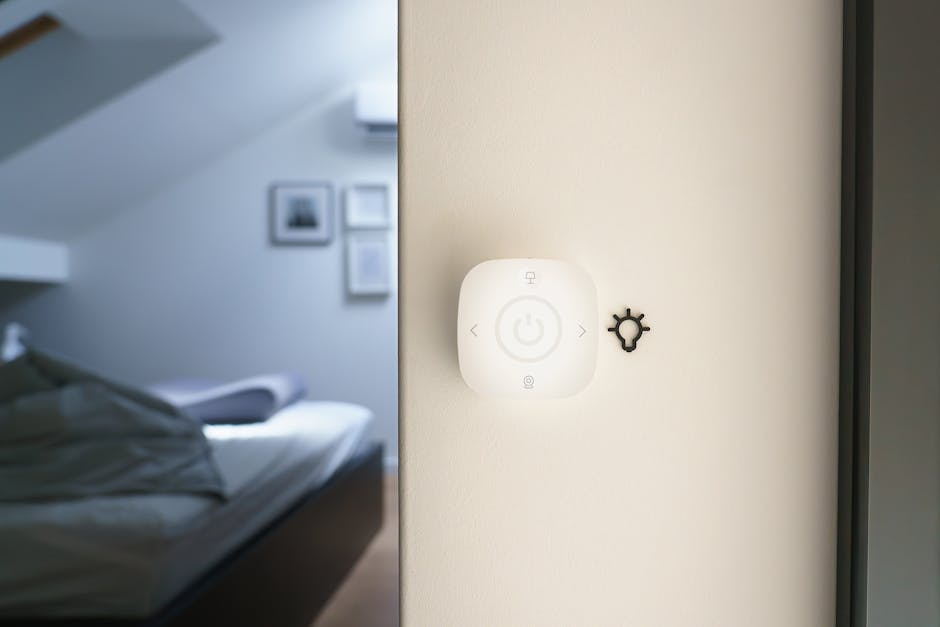 Zigbee hub ir išmanūs įrenginiai kambaryje, rodant tinklinio ryšio idėją