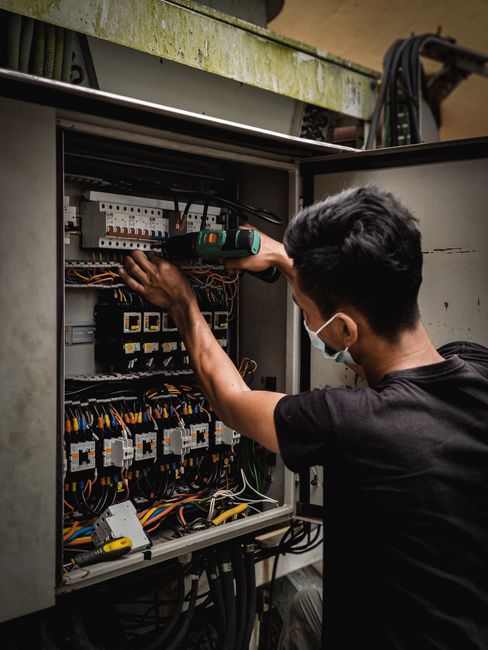 Technikas prie elektros skydinės, pasiruošimas energijos stebėsenos įrangai