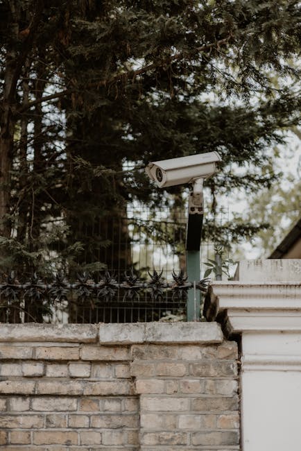 Lauko apsaugos kamera prie įėjimo, rodanti privatumo zonų nustatymo idėją