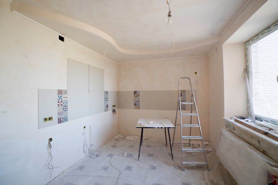 Renovuojamas namas su atvirais darbais, elektros ir energijos vartojimo stebėjimui „prieš/po“